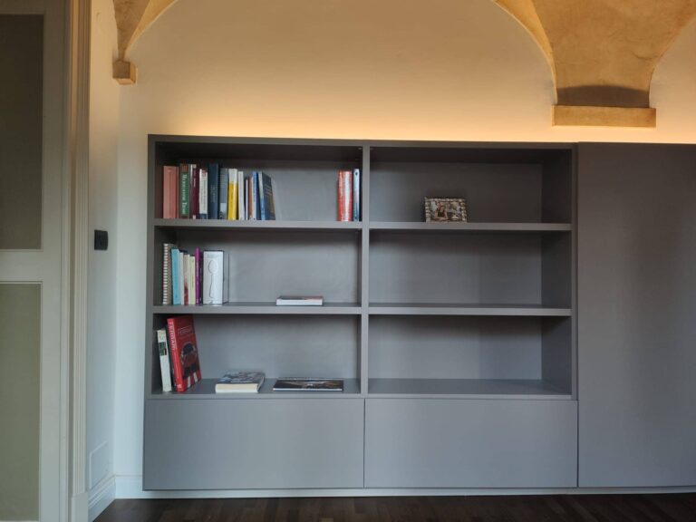 In una villa d'epoca, un home office completo e funzionale: il modulo Wall 30 di Novamobili organizza lo spazio, il tavolo Lago diventa la postazione di lavoro.
