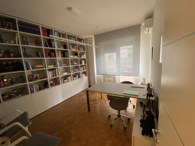 In una villa d'epoca, un home office completo e funzionale: il modulo Wall 30 di Novamobili organizza lo spazio, il tavolo Lago diventa la postazione di lavoro.