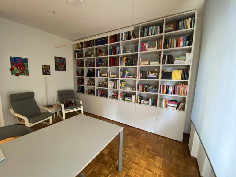 In una villa d'epoca, un home office completo e funzionale: il modulo Wall 30 di Novamobili organizza lo spazio, il tavolo Lago diventa la postazione di lavoro.