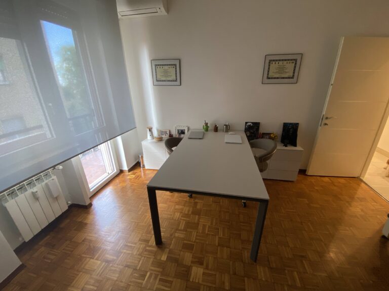 In una villa d'epoca, un home office completo e funzionale: il modulo Wall 30 di Novamobili organizza lo spazio, il tavolo Lago diventa la postazione di lavoro.
