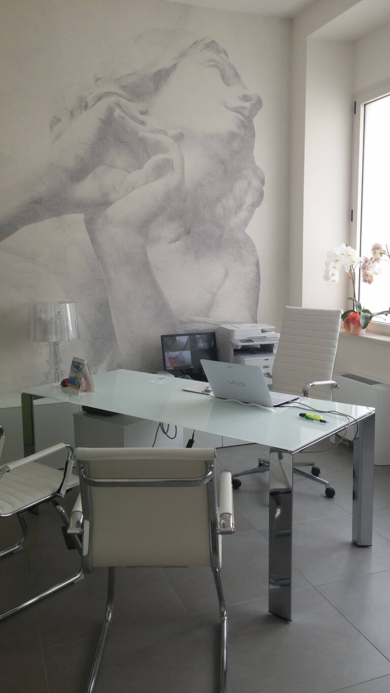 Uno studio medico a Vercelli pensato per accogliere il paziente fin dalla reception: il banco Lago dà il benvenuto, gli arredi Cinquanta3 completano gli ambienti con ordine e funzionalità.