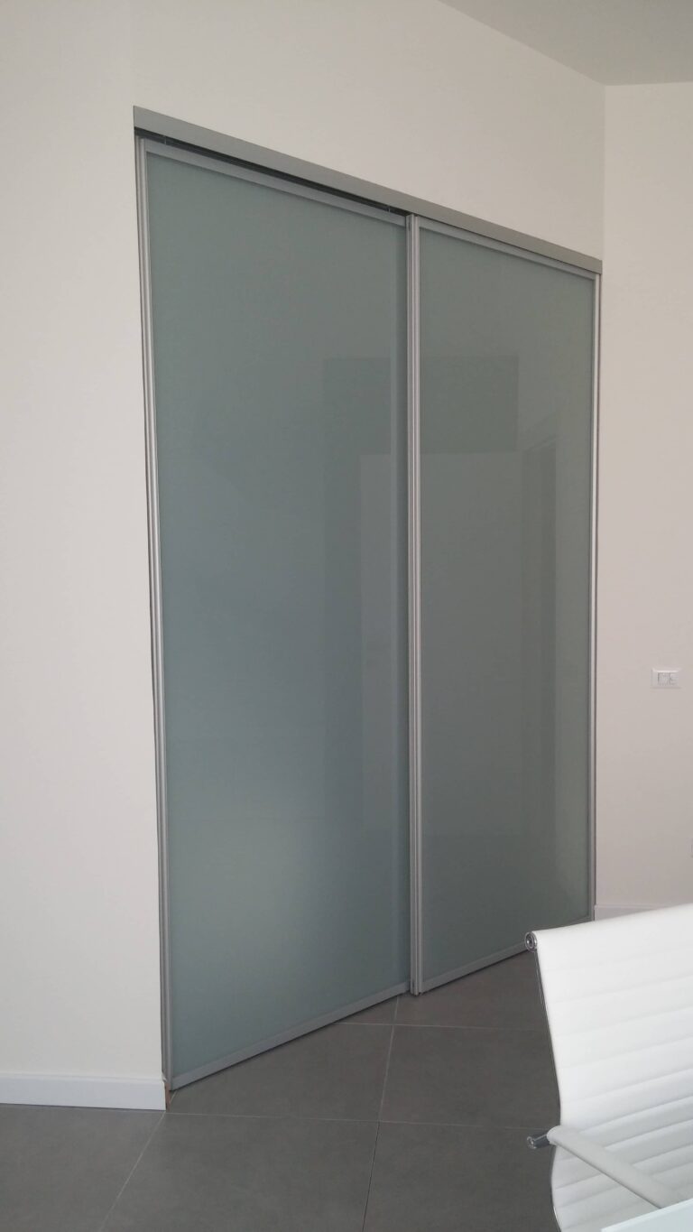 Uno studio medico a Vercelli pensato per accogliere il paziente fin dalla reception: il banco Lago dà il benvenuto, gli arredi Cinquanta3 completano gli ambienti con ordine e funzionalità.