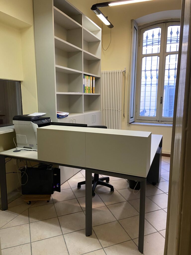 La postazione centralino di un ufficio, arredata con scrivania e libreria Cinquanta3.