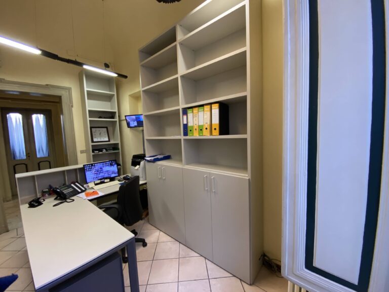 La postazione centralino di un ufficio, arredata con scrivania e libreria Cinquanta3.