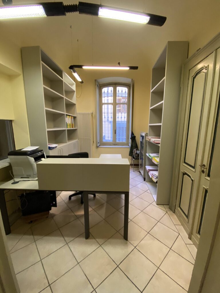 La postazione centralino di un ufficio, arredata con scrivania e libreria Cinquanta3.