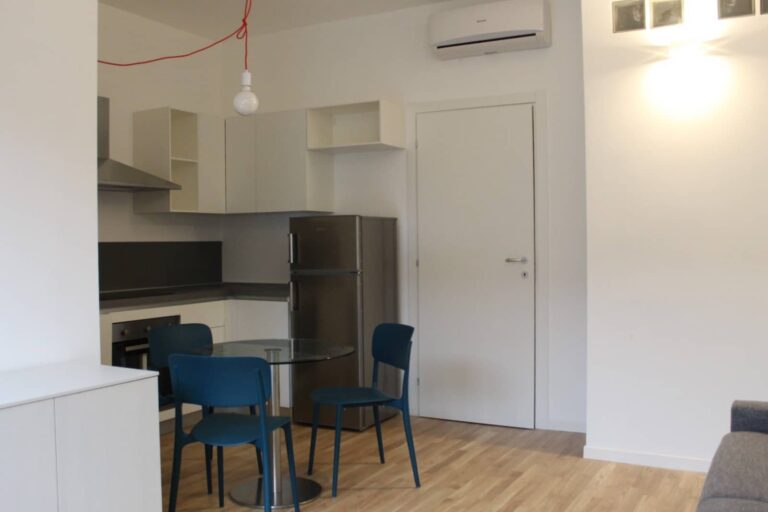 Un intero appartamento arredato per gli affitti brevi: mobili Cinquanta3, divano letto Felis per la zona giorno che si trasforma in notte, cucina Scavolini.