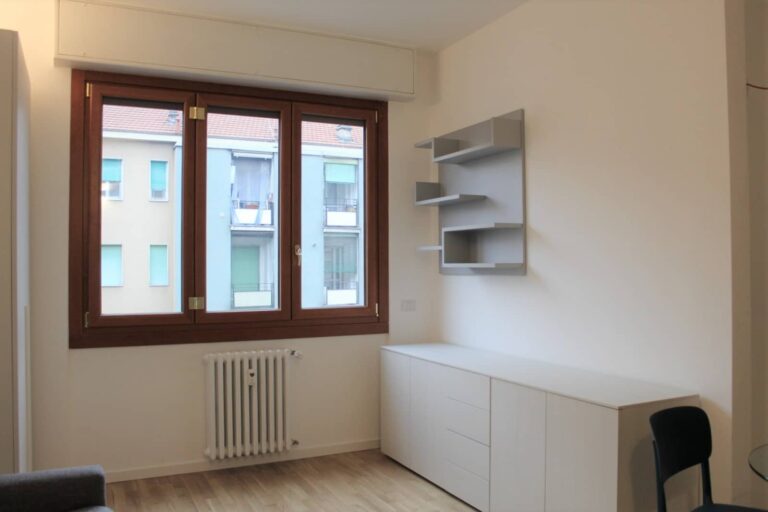 Un intero appartamento arredato per gli affitti brevi: mobili Cinquanta3, divano letto Felis per la zona giorno che si trasforma in notte, cucina Scavolini.