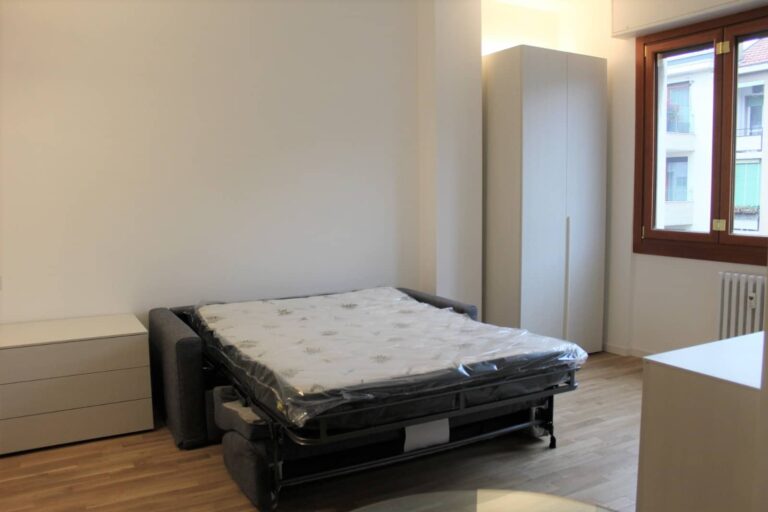 Un intero appartamento arredato per gli affitti brevi: mobili Cinquanta3, divano letto Felis per la zona giorno che si trasforma in notte, cucina Scavolini.