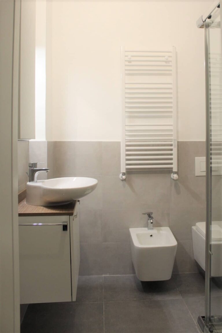 Un intero appartamento arredato per gli affitti brevi: mobili Cinquanta3, divano letto Felis per la zona giorno che si trasforma in notte, cucina Scavolini.