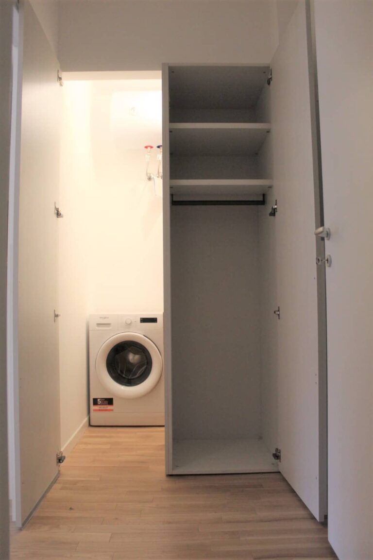 Un intero appartamento arredato per gli affitti brevi: mobili Cinquanta3, divano letto Felis per la zona giorno che si trasforma in notte, cucina Scavolini.